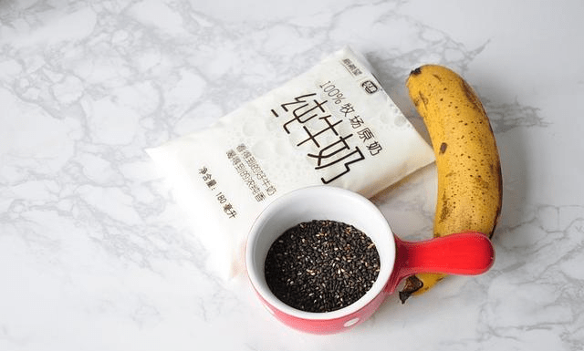 原创用一根香蕉,两勺黑芝麻和牛奶,就能做一杯香甜润滑的饮料,很香