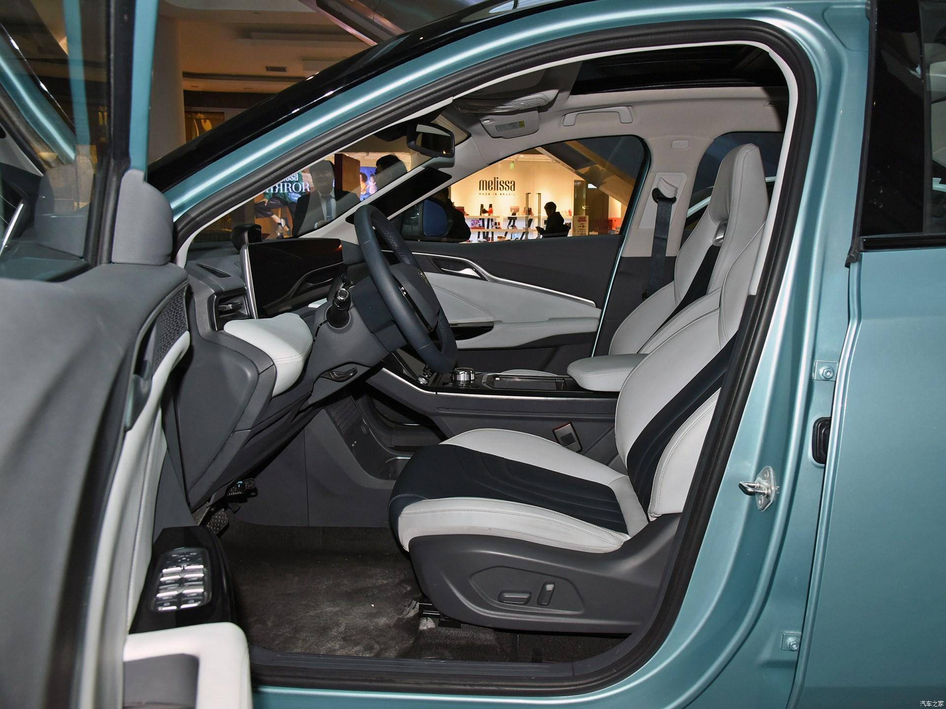 十万级别suv哪吒u,造型新潮且贵气,网友:爱了爱了