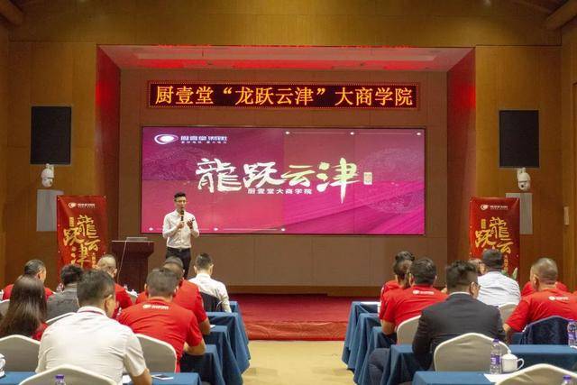 《世说新语·赏誉》:"君兄弟龙跃云津, 顾彦先凤鸣朝阳"
