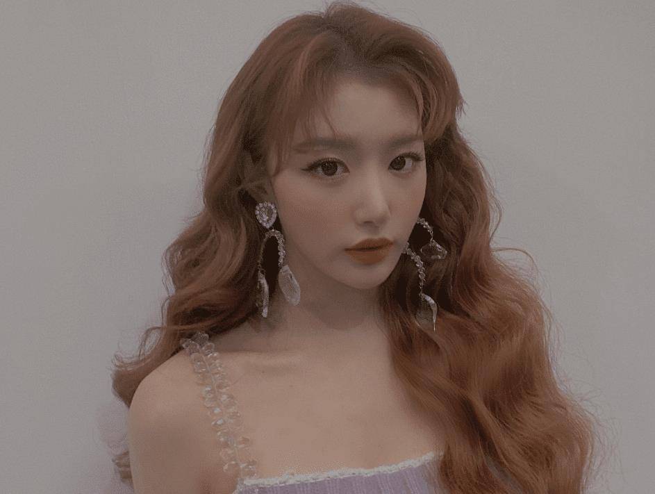 孔雪儿一改大波浪长发,换上黑长直造型,这难道不是芭比娃娃本人_手机