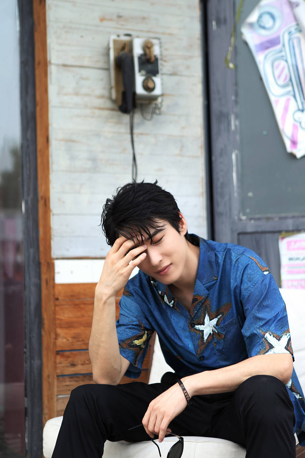 吴昊泽夏日大片曝光 帅气慵懒显惬意