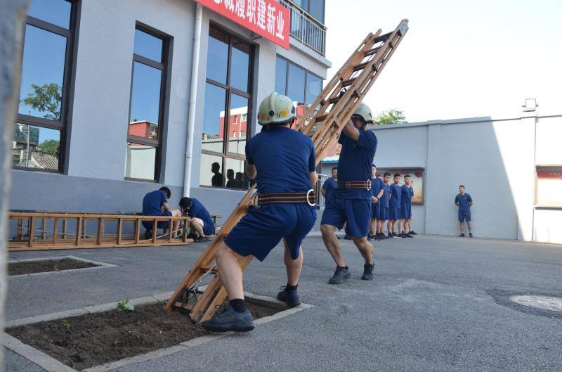 东城消防基层消防站开展双人架设两节拉梯训练