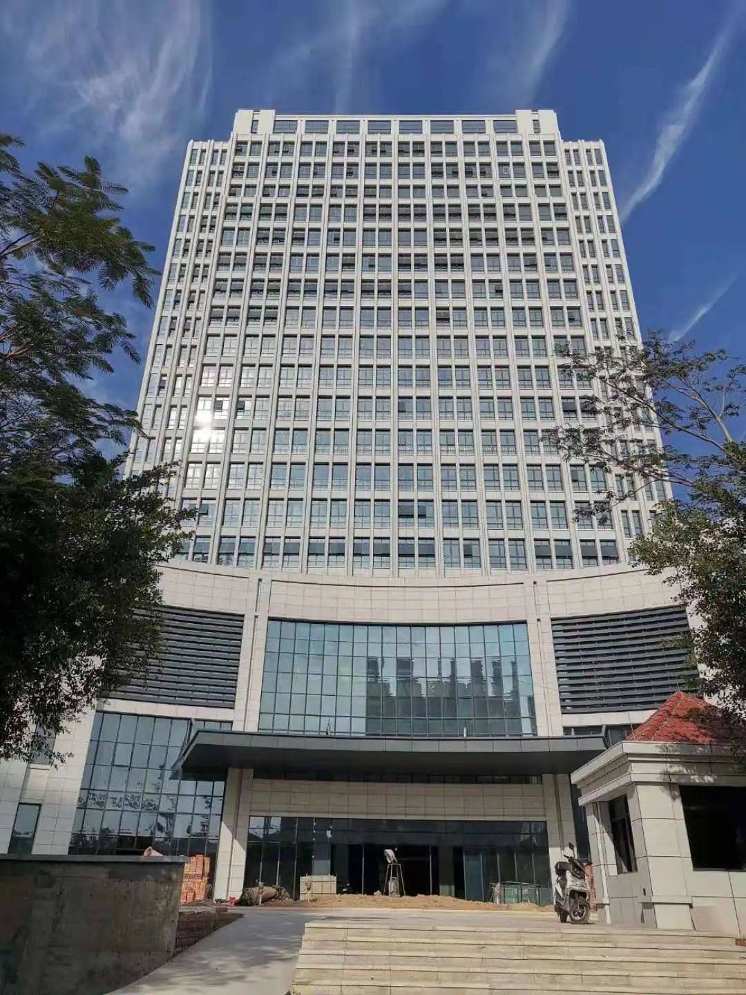 鹭岛厦门,国际旅游贸易中心,高端白麻花岗岩石材彰显大楼的雄伟气派.