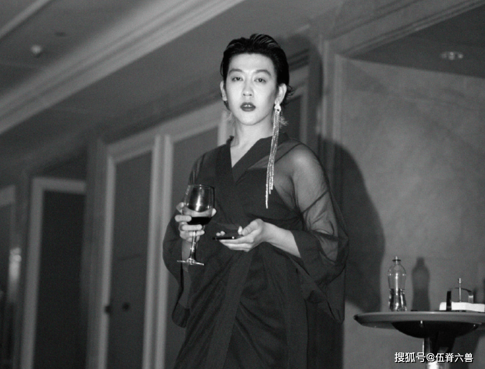 原创好好一男的为啥穿女装穿裙子的姜思达辣瞎我的眼