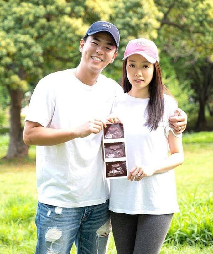 岁知名歌手宣布女儿已提早几天出生,晒一家三口合影,画面温馨_柯受良