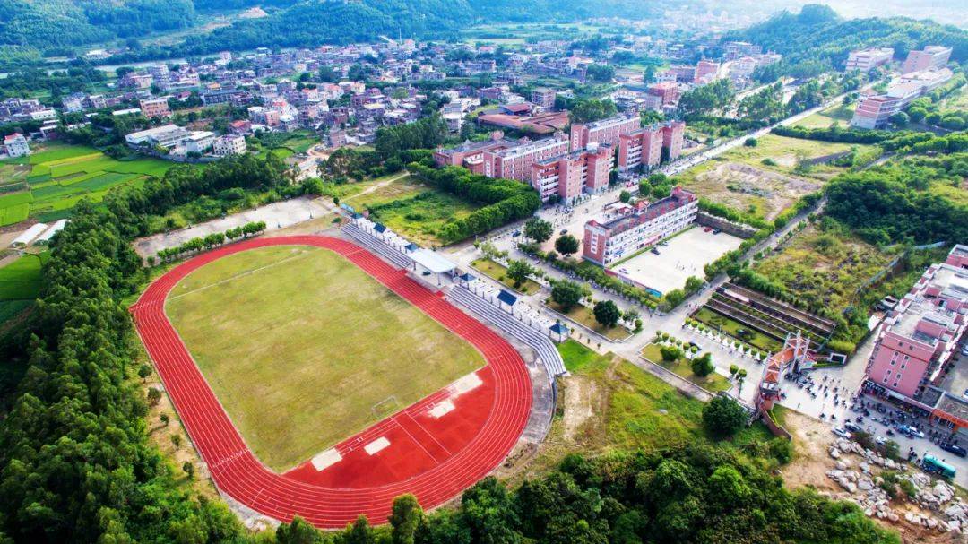 上世纪90年代,李成枫先生大力支持创办南安市工业学校.