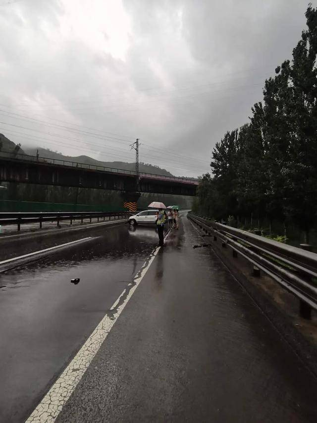 雨天高速行车遇积水路段漂出事故