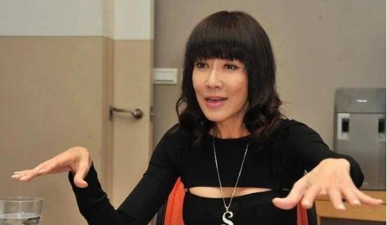 原创亿万包租婆罗霈颖突然离世,身价曝光,不婚主义只交25岁小男友