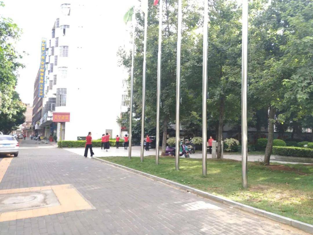 玉林文化广场这些大叔大婶的暴力舞曲真的是让人伤不起
