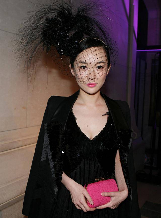 40岁霍思燕美到国外去,穿深v亮片裙戴黑网纱,"名媛范"十足_黑色