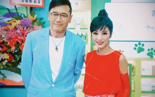 原创62岁苗侨伟帅气不减白t恤蓝西装精神抖擞衬的65岁米雪真娇嫩