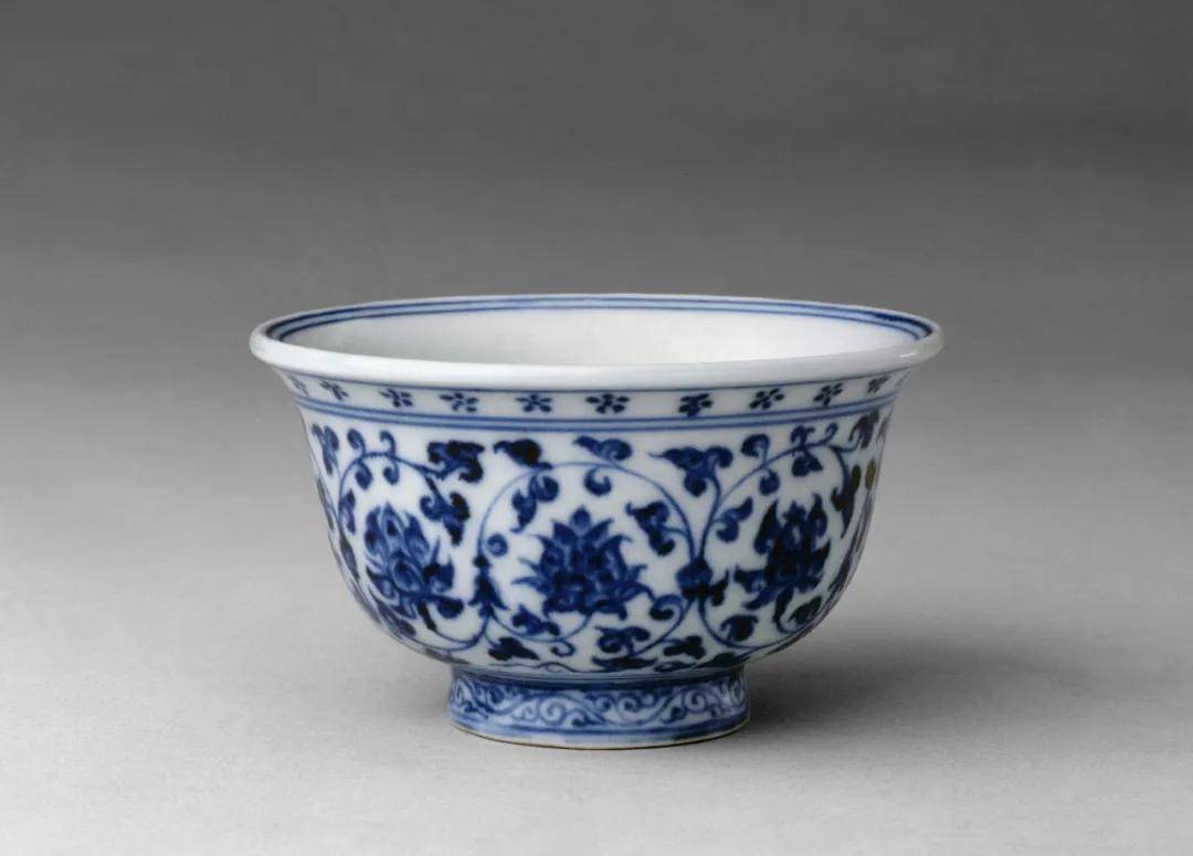 出土于御窑厂西墙东侧永乐地层的明永乐青花缠枝莲纹压手杯的神秘面纱