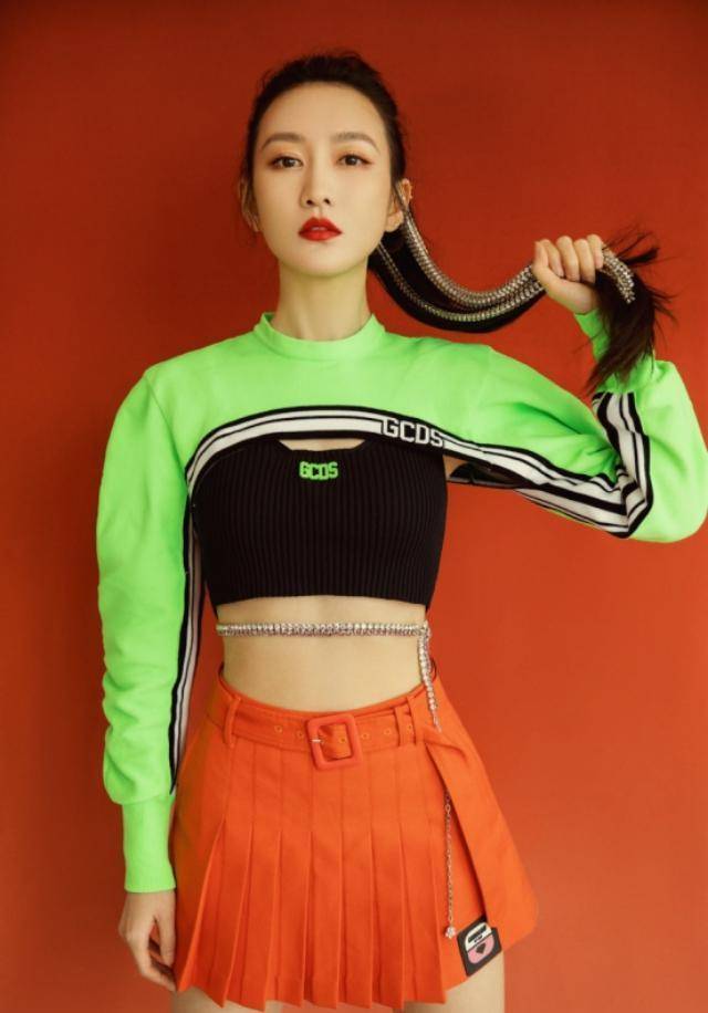 王鸥不捂得难受吗穿身毛衣毛裤就来走机场勒出的无痕感真诱惑