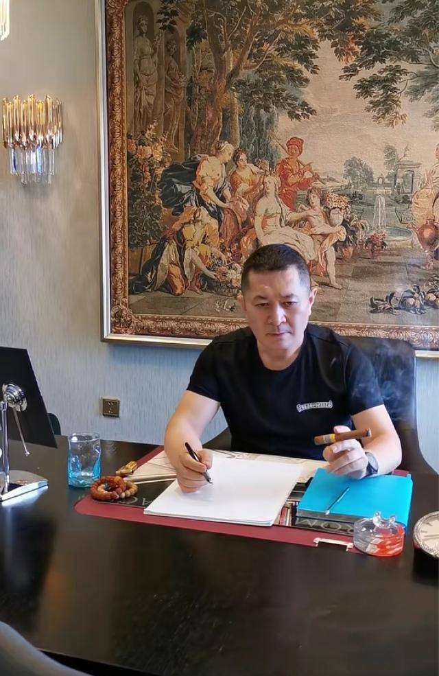 《马大帅》"刚子"近照曝光,不再是年轻小伙,爱抽雪茄爱唱歌