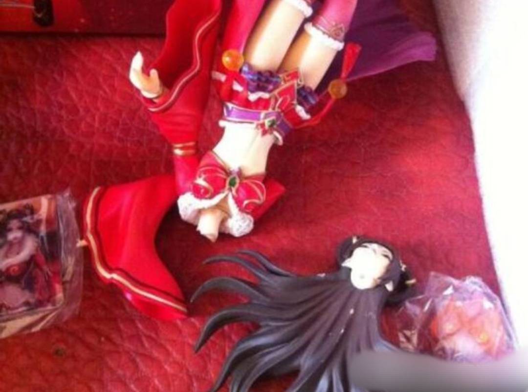 "熊孩子"摔坏百万手办,不仅不道歉还表示:吓到自己的孩子了