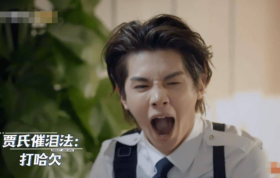 黄明昊满脸泪水妆却不花,被大张伟吐槽妆厚,反应看出两人关系