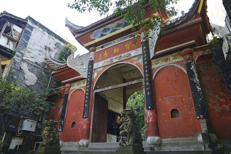 重庆被遗忘的一座寺庙,有1000多年历史,背靠一座山,面对嘉陵江