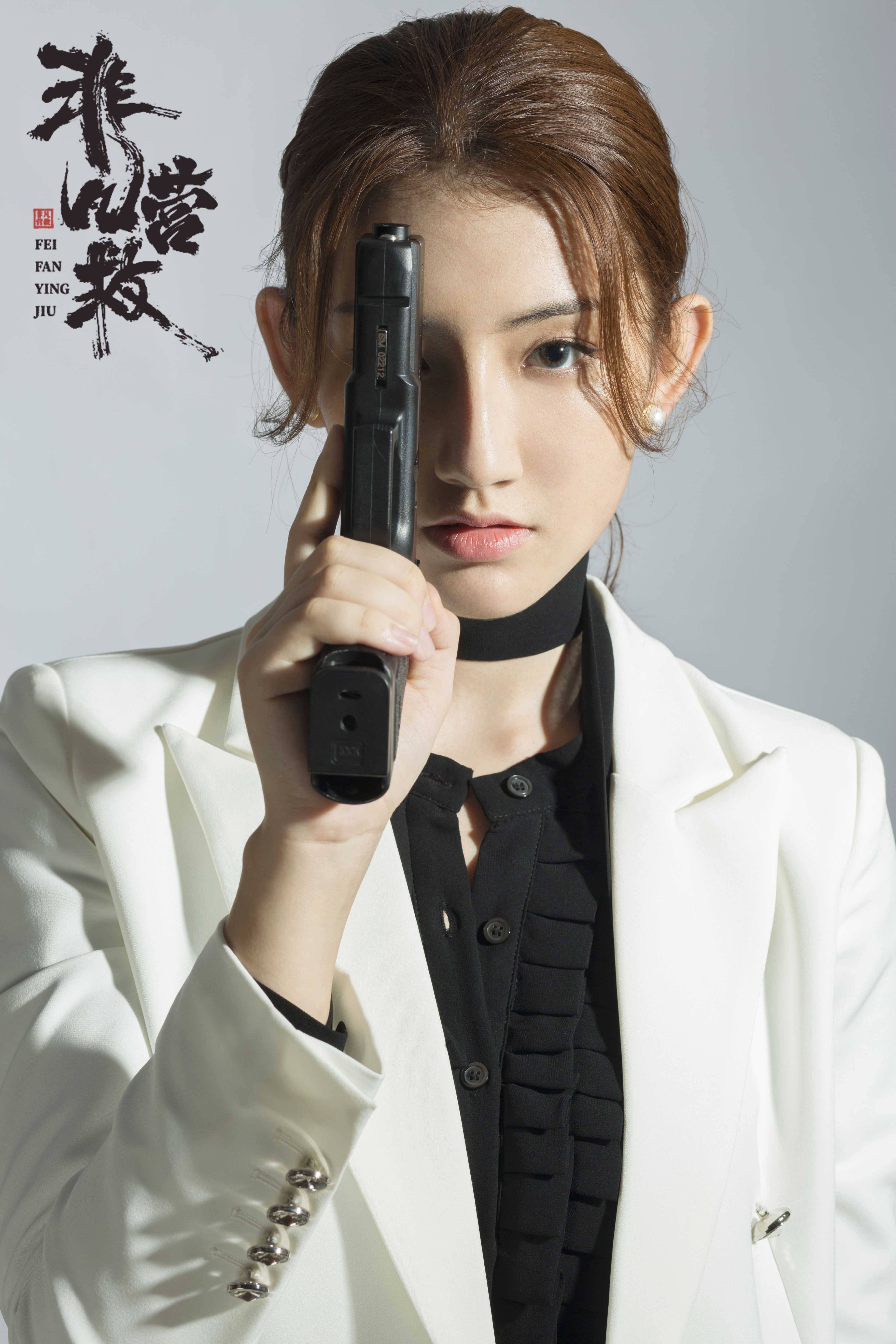 伊米娜晒夏日泳池照 幻彩穿搭青春无敌