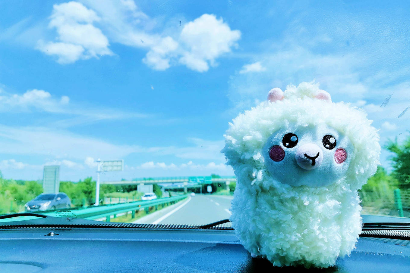 还有可爱的去哪儿网小羊驼,呆萌可爱的形象,像是要融入到这满天的祥云