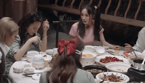 难怪杨幂的腰这么细,看清她吃饭时的专用食材,胖女孩一般都嫌弃