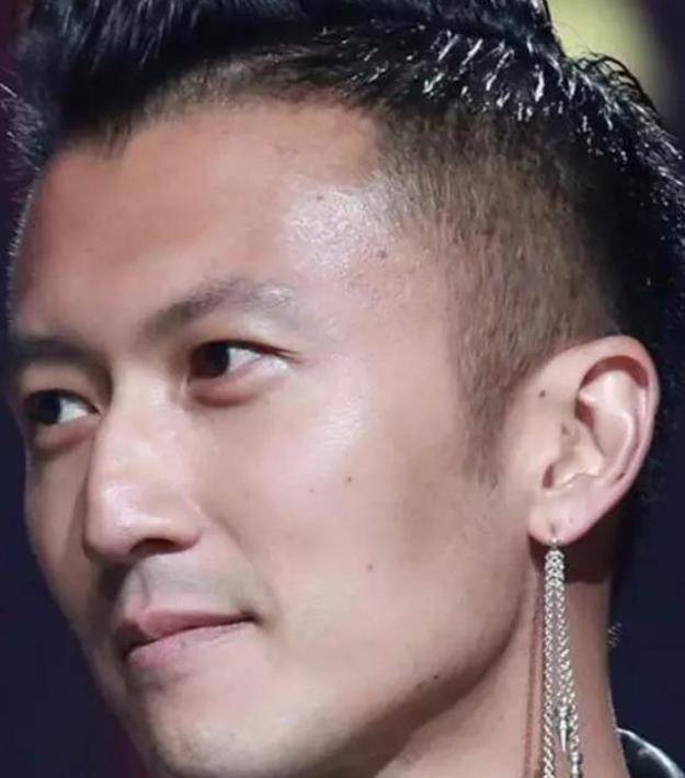 谢霆锋新综艺《我们的乐队》坚持素颜,胡茬都看得清楚但依旧很帅