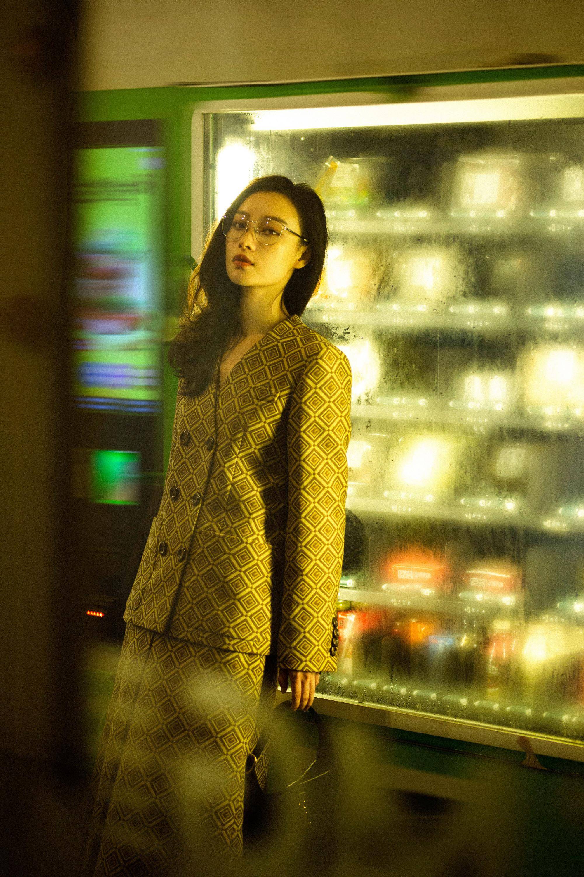 倪妮生日晒美照复古套装搭配眼镜别致时髦上演港风大片既视感