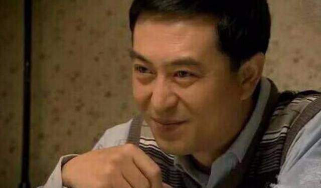 中年男星什么样?飞机上偶遇张嘉译,头发花白胡子没刮略显疲惫