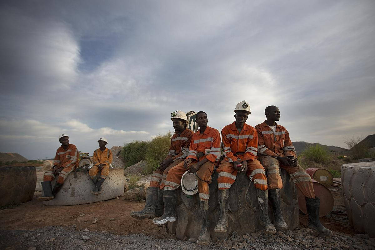 开采金矿的工人们