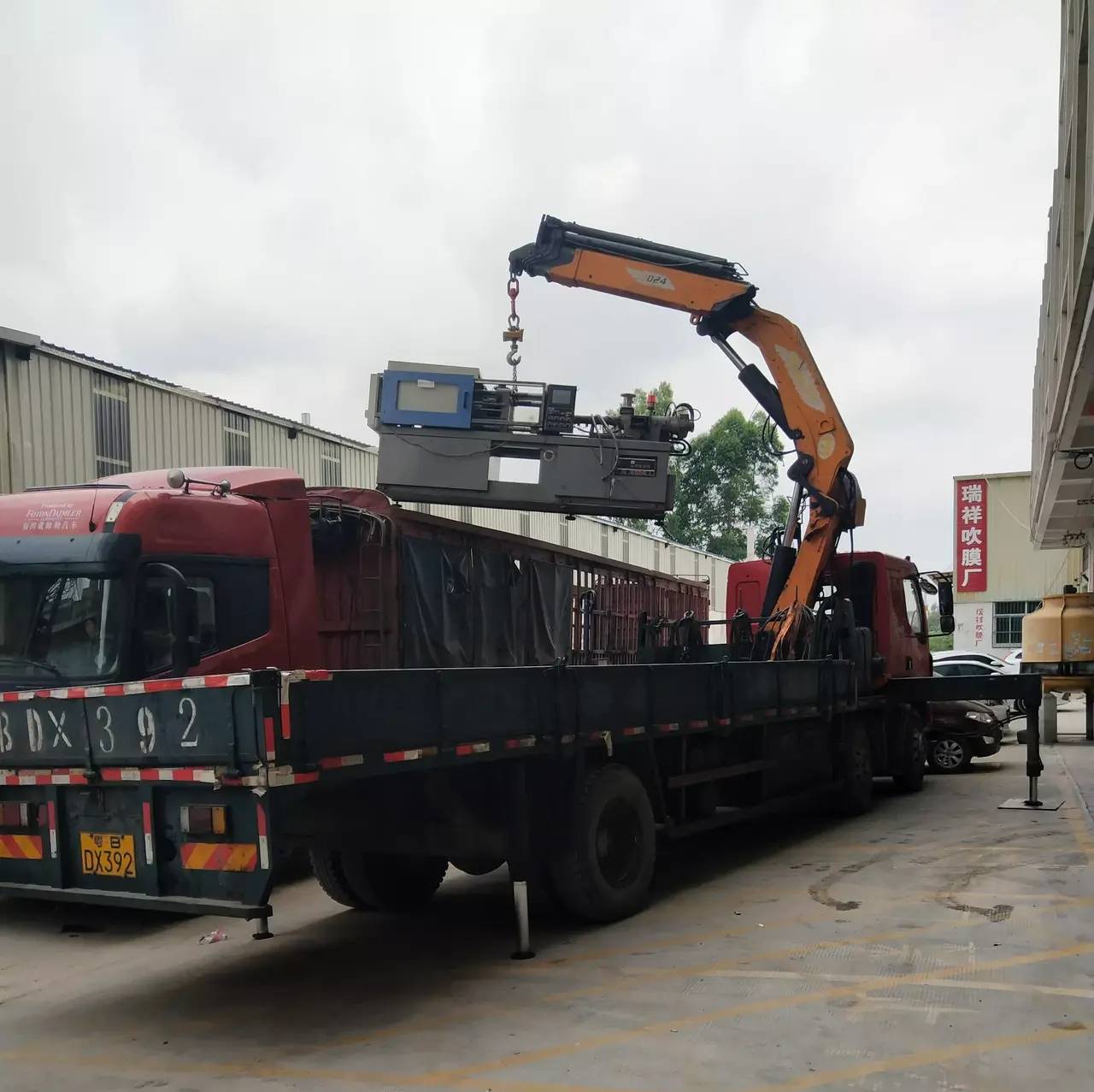 原创东莞搬运公司生意火爆:搬厂要提前预约,要不然人手不够无法安排