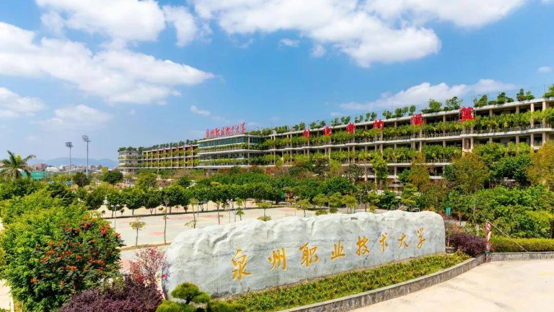 高考大学升学指南主播带你逛(鲤)内大!