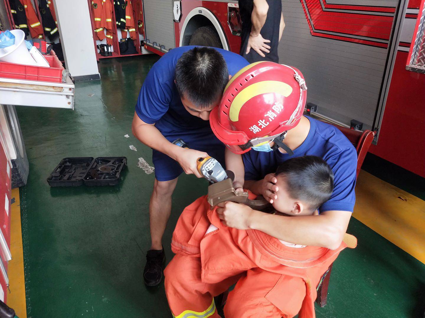 一小男孩手指被卡 消防紧急救援