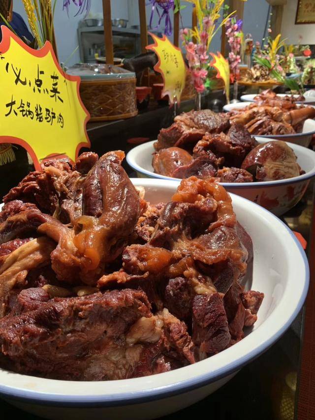 酱驴肉驴板肠熟食店这么做每天排队不够卖的