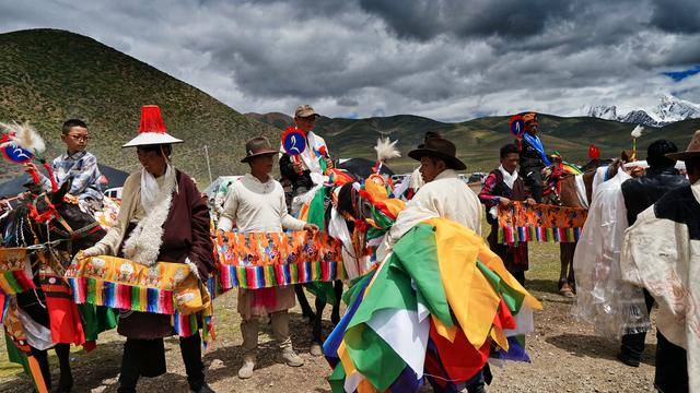 原创自驾西藏尼木县,和牧民吃肉跳舞过赛马节,登7000米雪山见蓝莲花