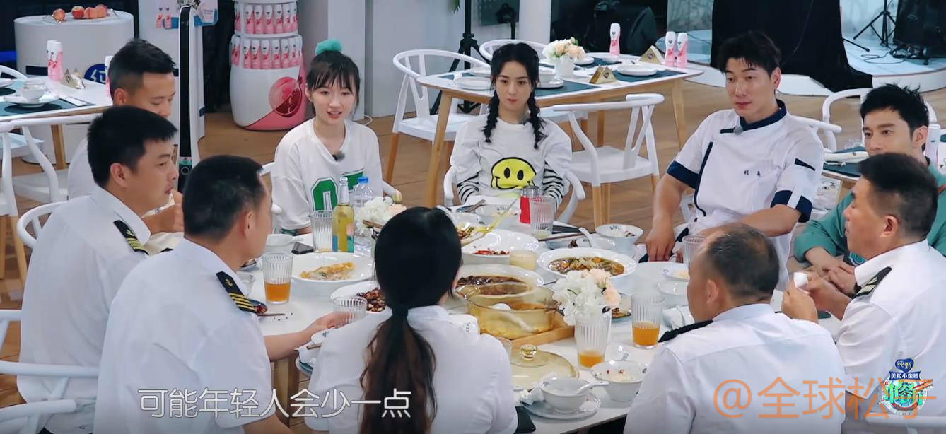 在吃饭的时候,赵丽颖的情绪仍旧不是很高, 脸拉得很长,就算是笑容看