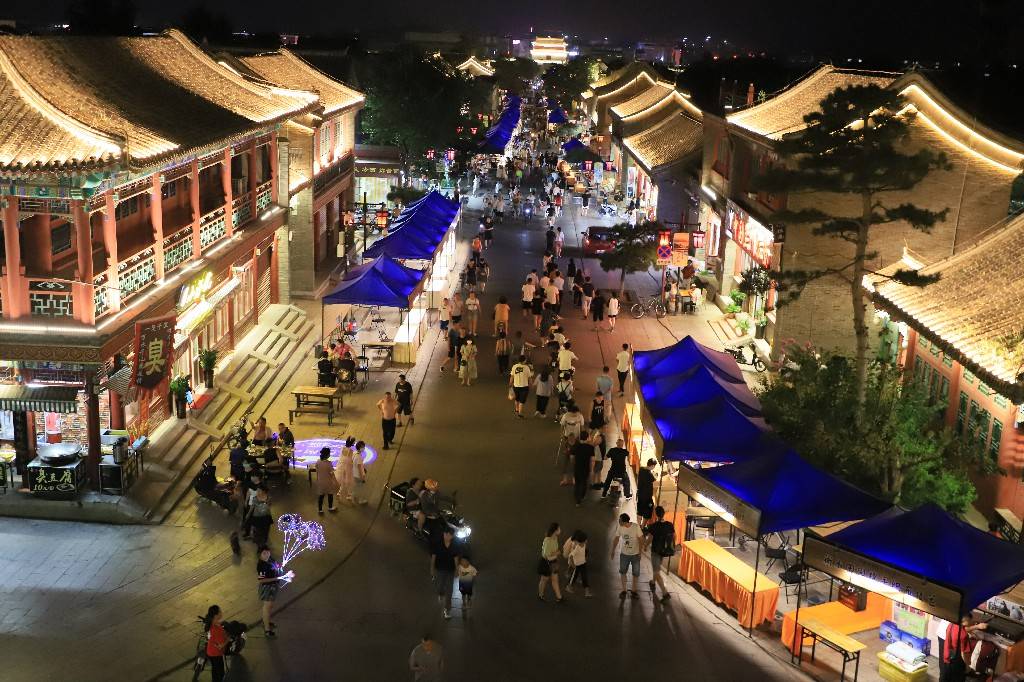 托起的是民族未来,夜色中的山海关,极具特色的古城夜景,在灯光的映衬