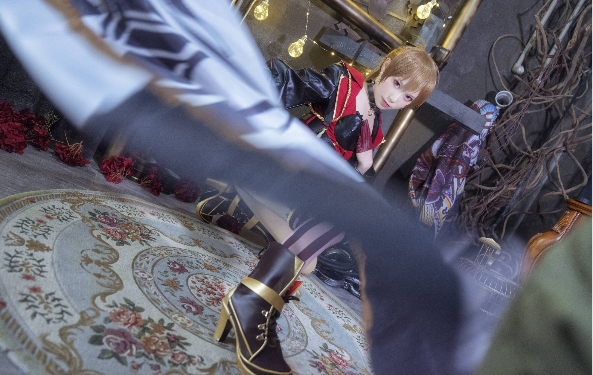 碧蓝航线巴尔cos,高腰皮衣及臀马尾,穿热裤也能叉腿坐