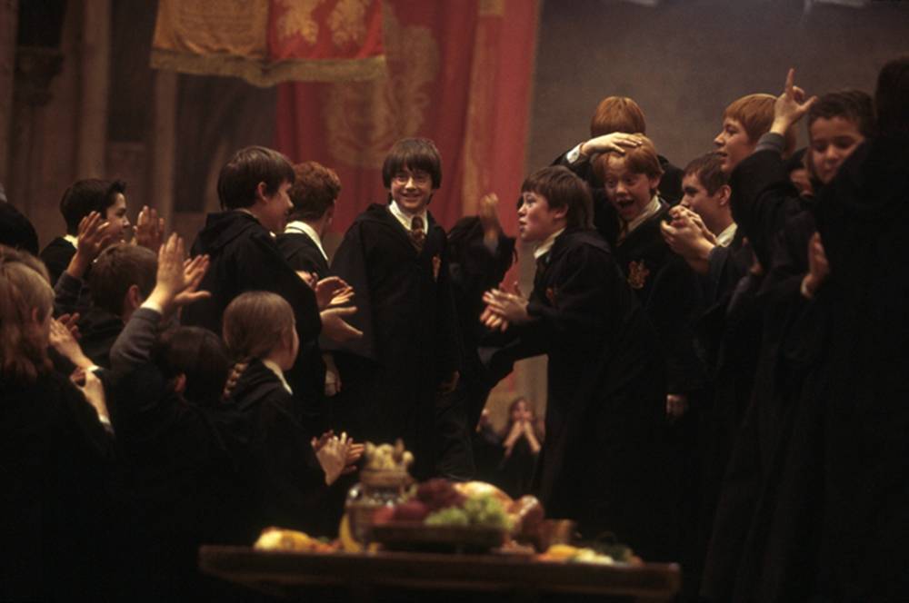 《哈利·波特与魔法石》曝"神奇分院帽"片段 高燃回忆杀来袭