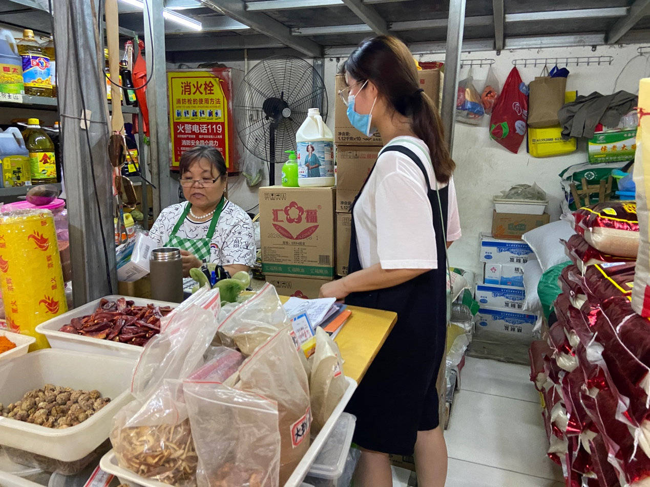 队员向粮油店主咨询溯源情况河南工业大学红色调研团队供稿