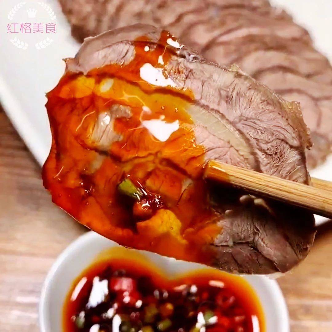 回家自制酱牛肉,蘸着辣椒吃,一口一片,真带劲