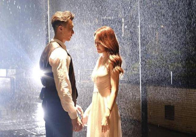早前在宣传照片中还可以看到张曦雯和王浩信将在雨中跳舞,十分浪漫