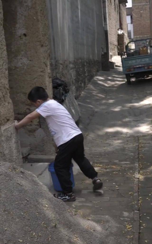 他有时候用手来扶墙缓一缓.