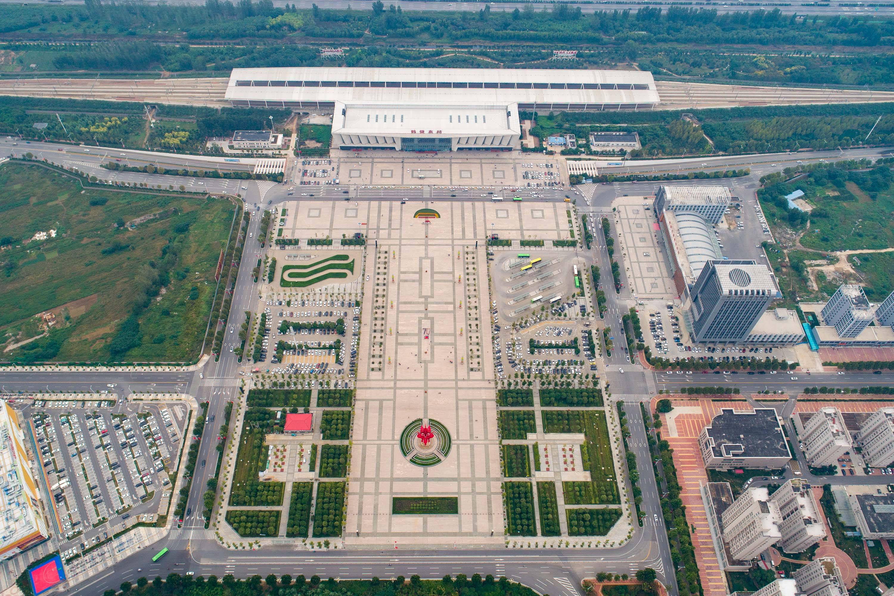 鹤壁东站,是京广高速铁路的一座高铁客运站,位于河南省鹤壁市华夏南路