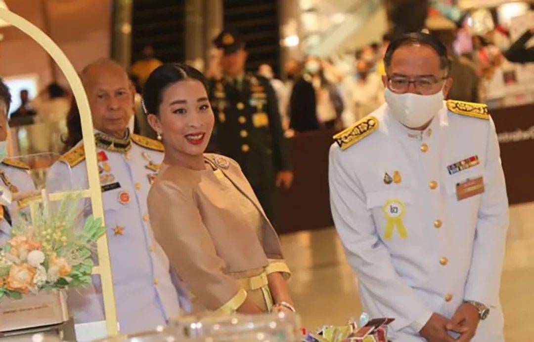 最累的当属原生公主,先有诗琳通公主为民众劳碌,后有泰国国王的大女儿