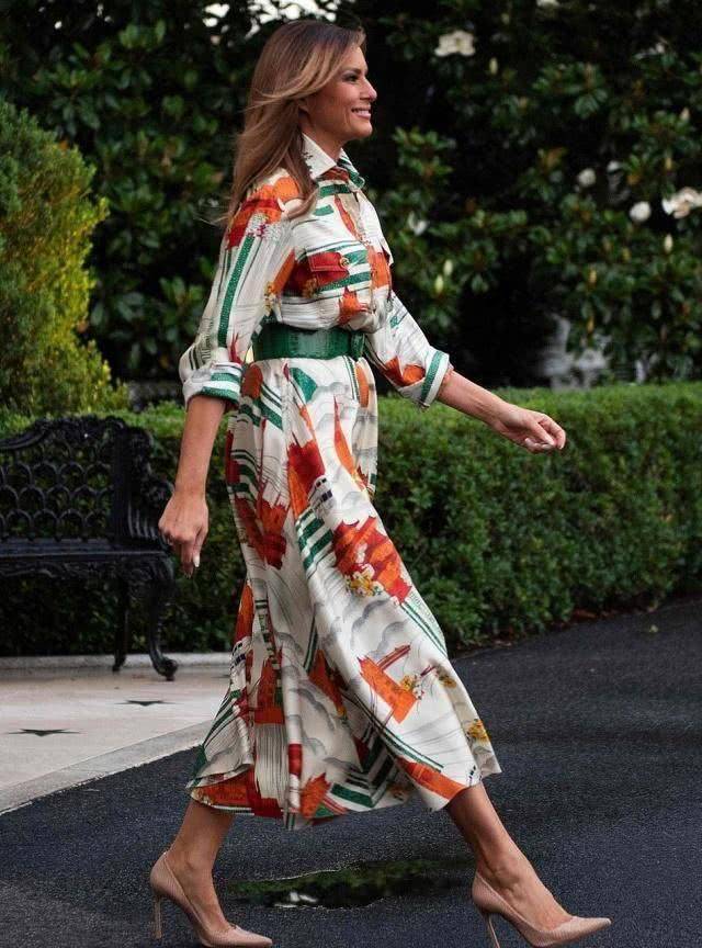 原创梅拉尼娅穿斗篷裙气场十足没有小蛮腰也优雅不愧是超模出身