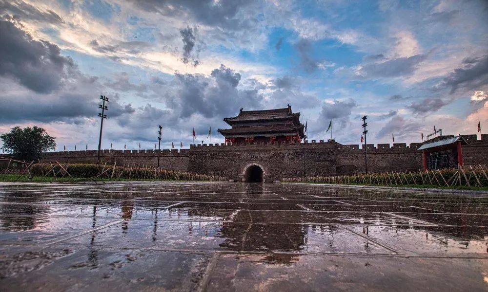 一場大雨過後,河南省商丘市睢陽區境內的商丘古城呈現難得一見的美麗