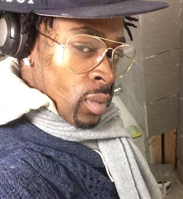 男散步,朝陌生人方向弹烟头,在老婆面前遭路人当场射杀_柯蒂斯·霍利