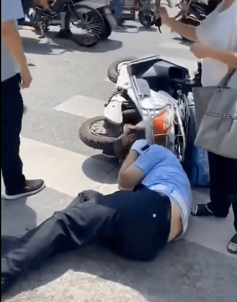 西安一辅警执勤时被暴力殴打致伤!警方通报