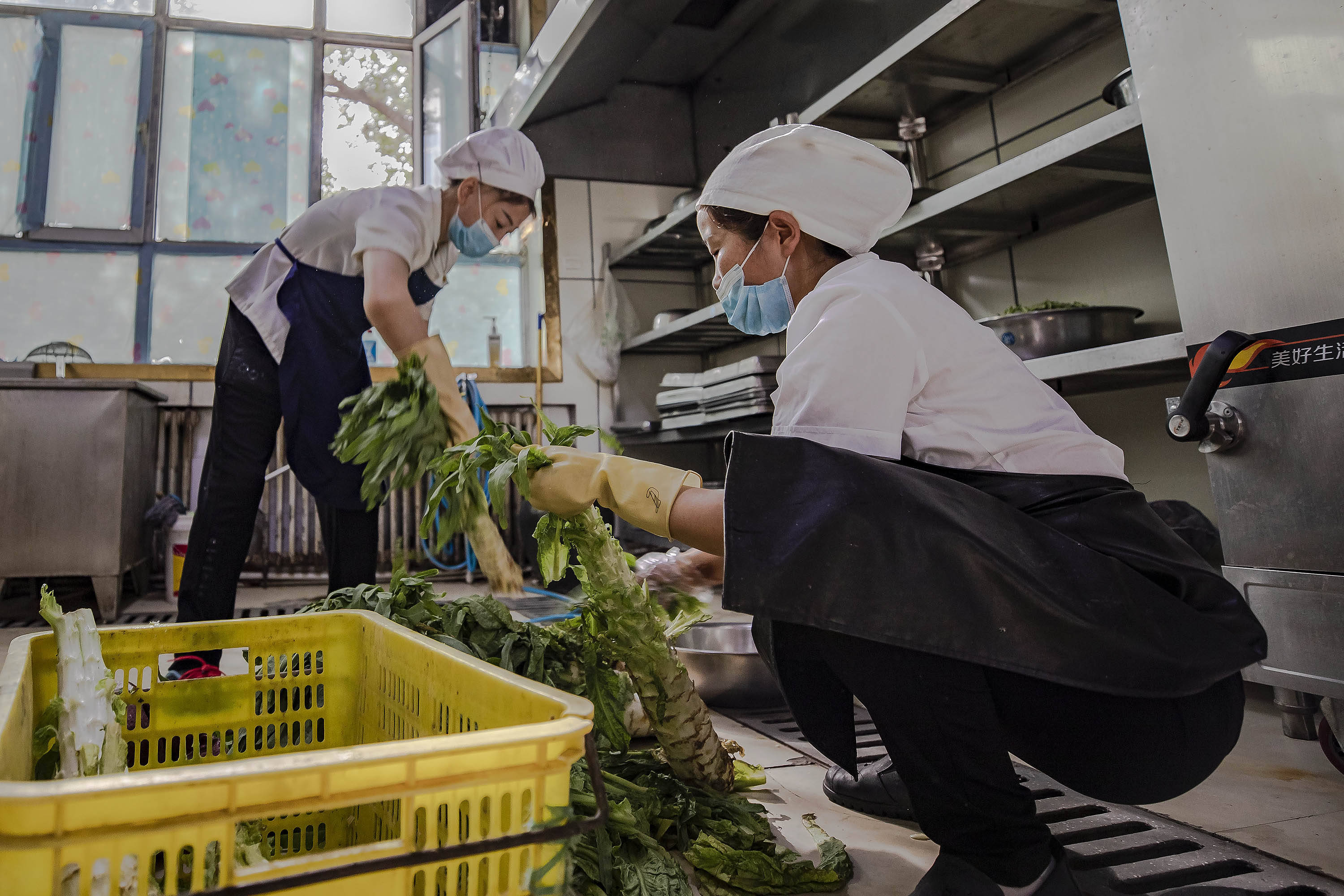 食堂师傅们精心摘菜保证一线民警维生素摄入量.