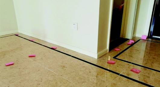 客厅地板有大量空鼓.