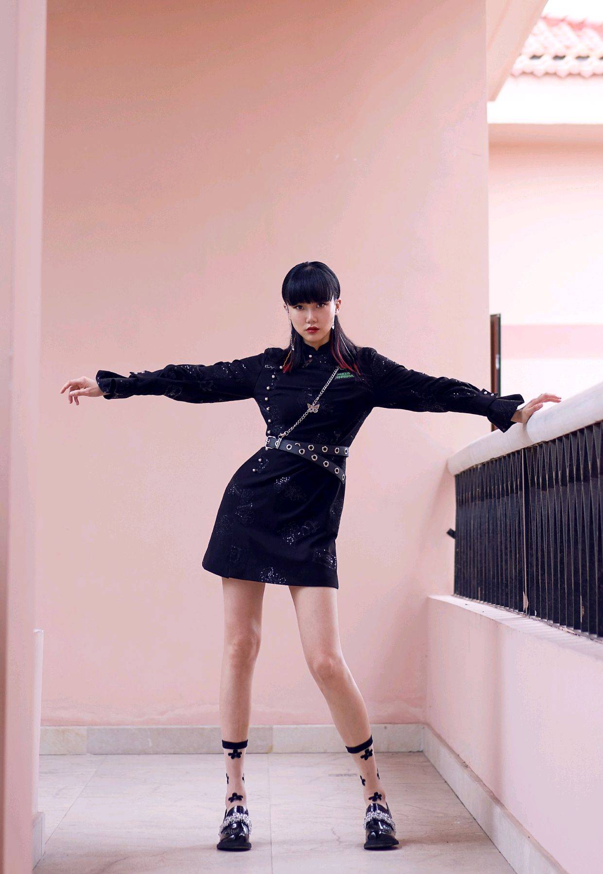 原创黄龄厉害了,轻松驾驭"公主切"刘海,一身黑穿搭look,气质出众